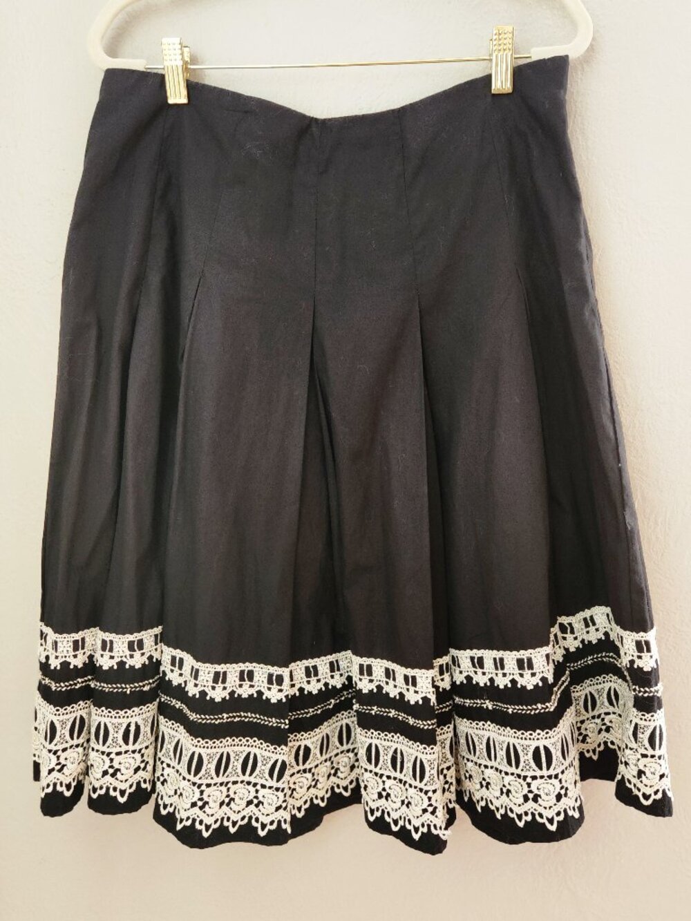 New York & Company 100% Cotton Black Embroidered Pleated Skirt Womens Size 8